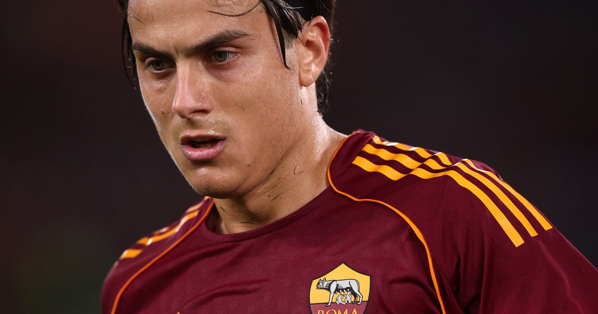 Paulo Dybala con la camiseta de la Roma durante un partido