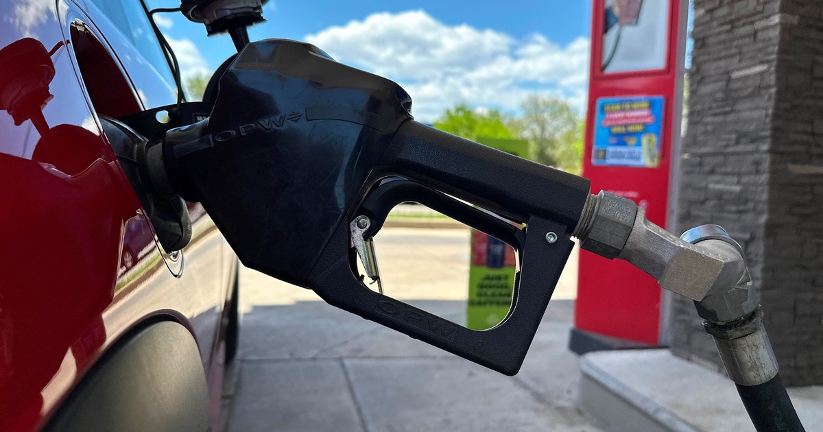 Gráfico de barras mostrando caída de reservas de petróleo en marzo y abril
