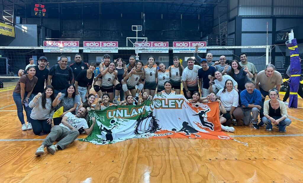 Jugadoras del equipo de vóley Sub 14 de la UNLaM celebrando con el trofeo