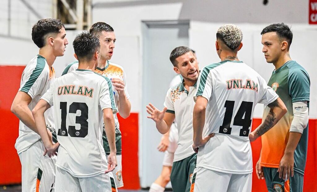 Jugadores de futsal de la UNLaM en acción durante un partido