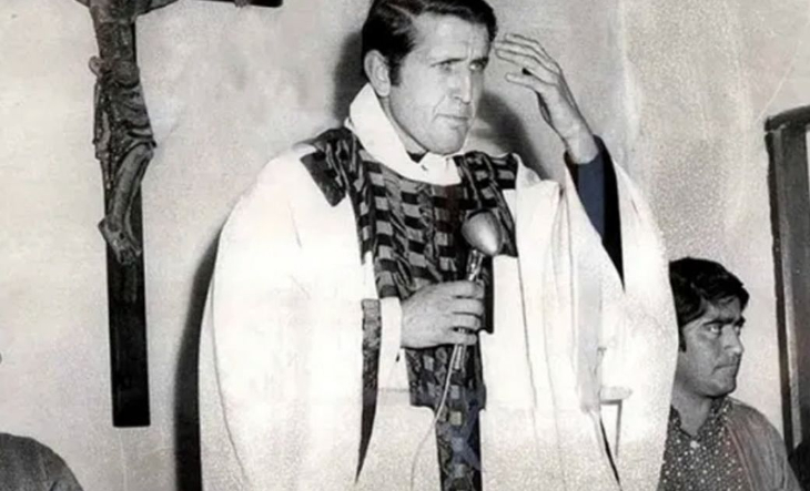 Retrato del Padre Carlos Mugica con fondo de villa