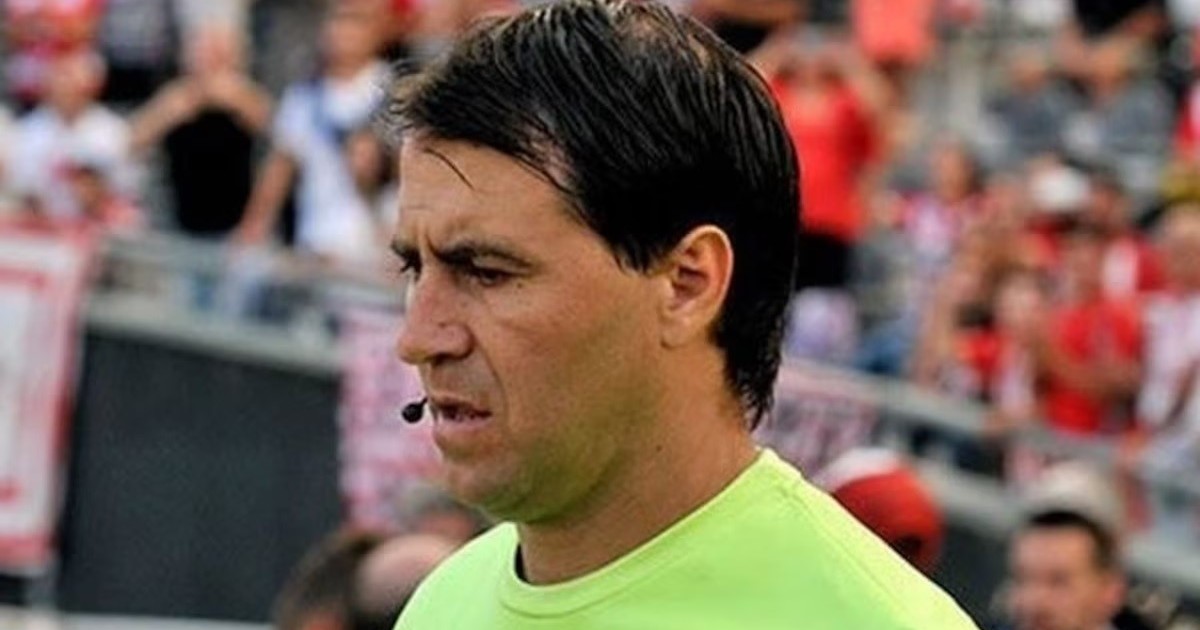 Árbitro de fútbol con uniforme del VAR durante un partido