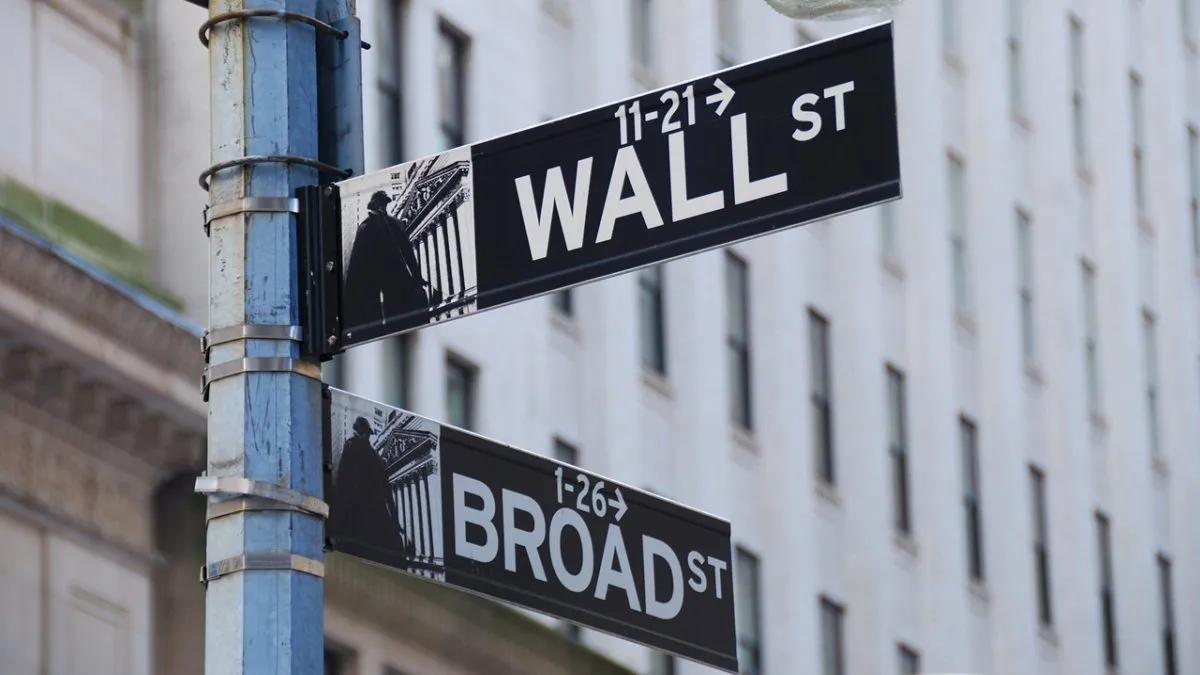 Pantalla de cotizaciones en Wall Street con números en verde