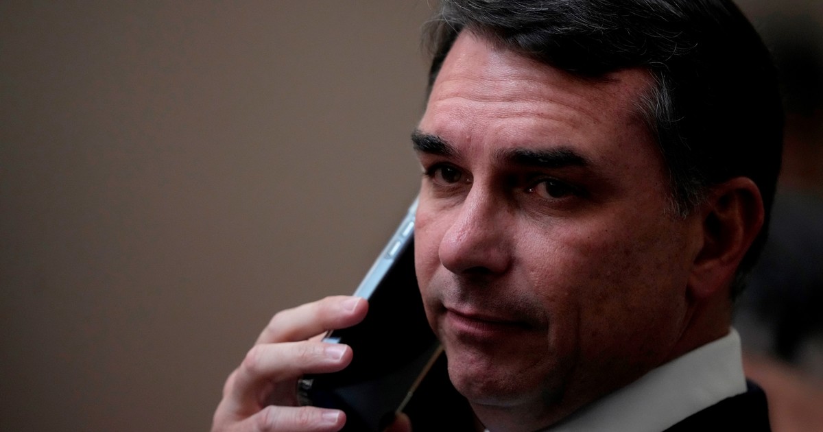 Flávio Bolsonaro en una conferencia de prensa