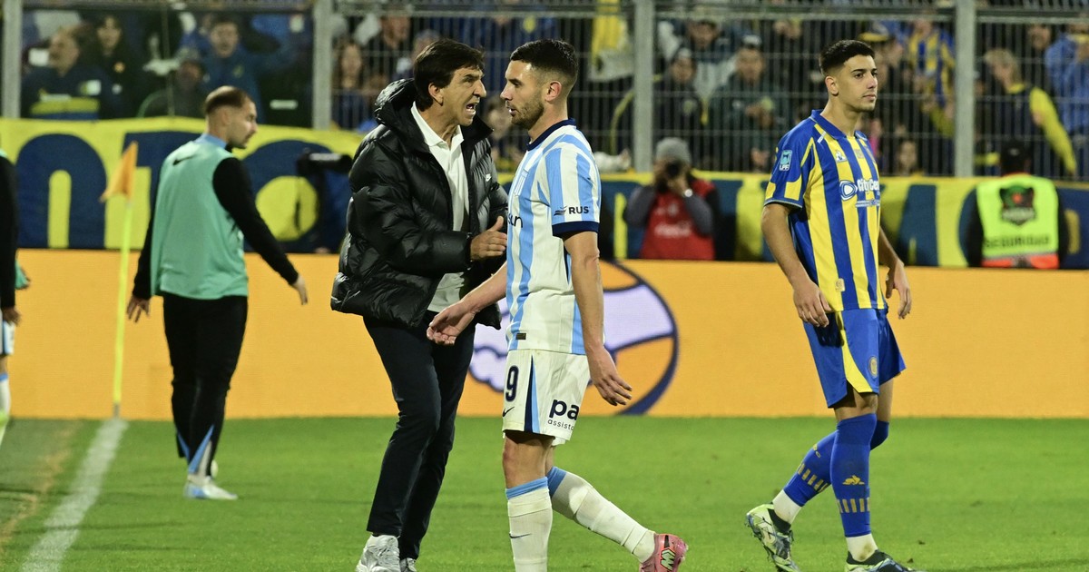Jugador de Racing discute con el árbitro tras recibir tarjeta roja