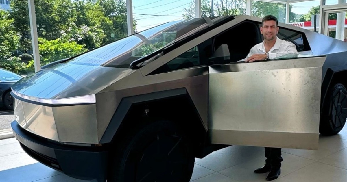 Tesla Cybertruck estacionado frente al Congreso de la Nación
