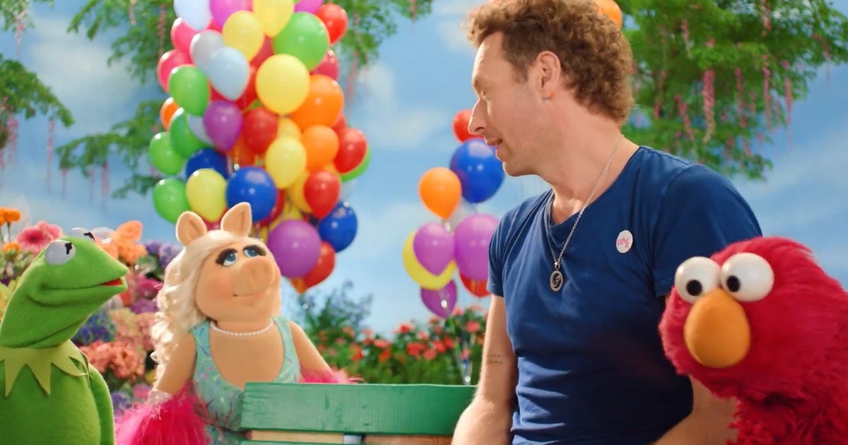 Chris Martin y los Muppets en un video anunciando artistas para el show del Mundial