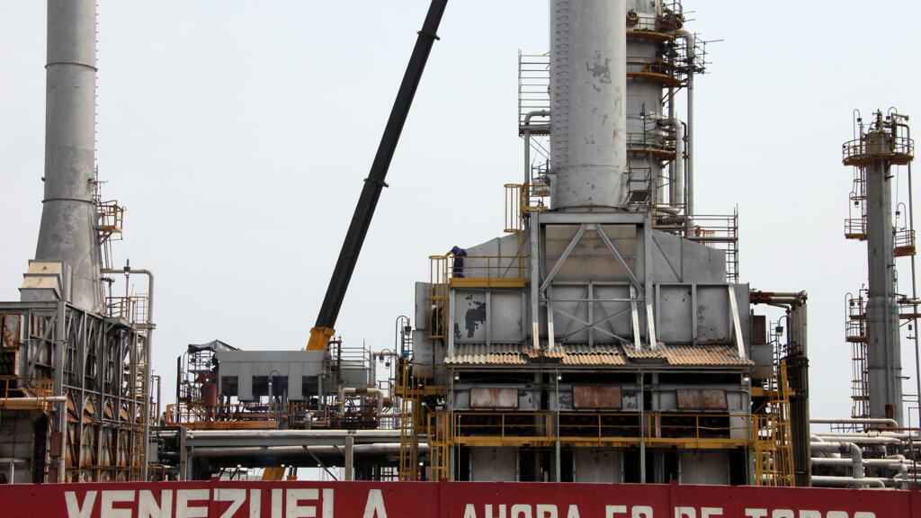 Plataforma petrolera en Venezuela con bandera del país al fondo