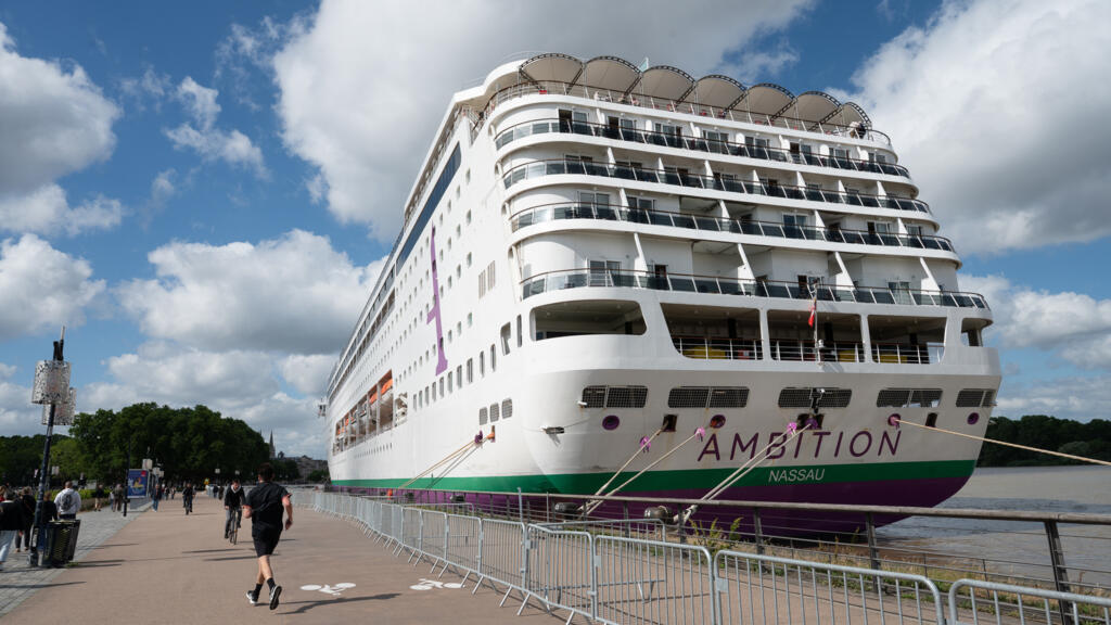 Crucero atracado en puerto de Burdeos con autoridades sanitarias en el muelle