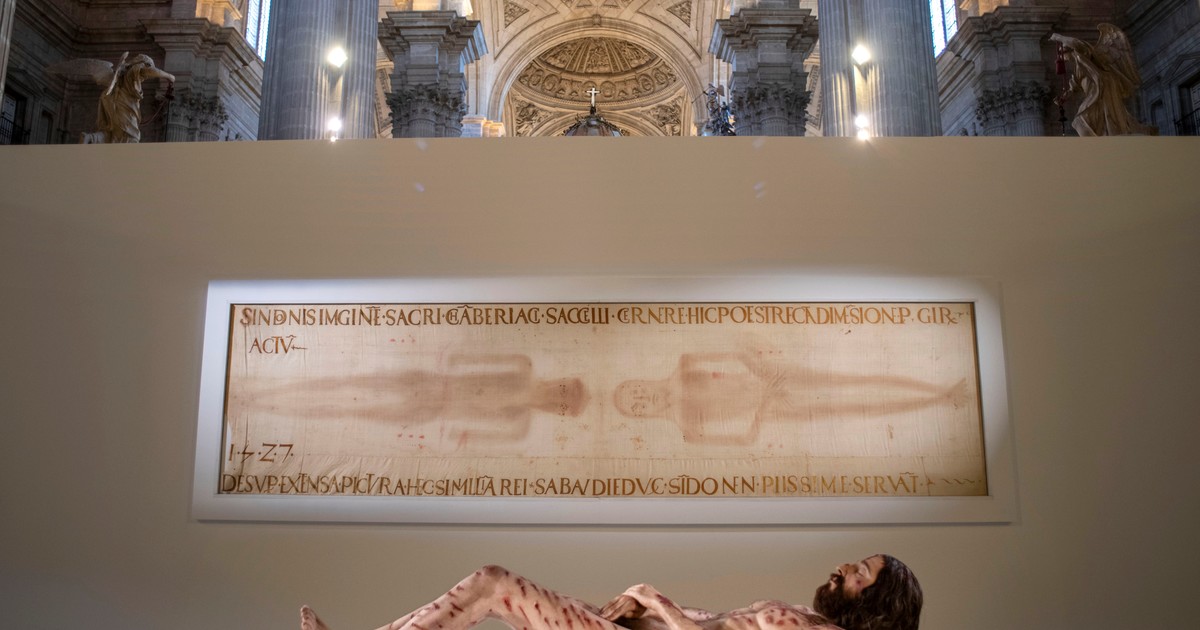 Escultura hiperrealista del cuerpo de Cristo con heridas visibles