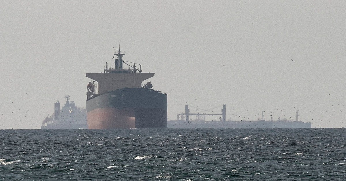 Barco de carga navegando en aguas del Golfo Pérsico