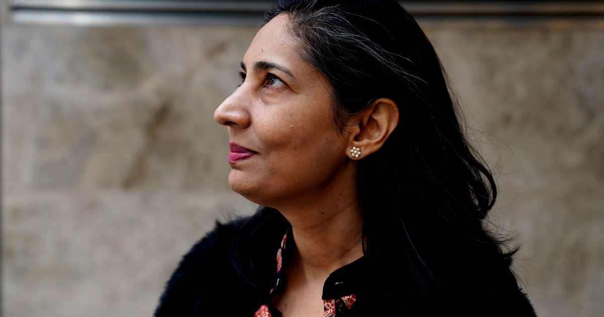 Kiran Desai sonriendo durante una entrevista en Buenos Aires