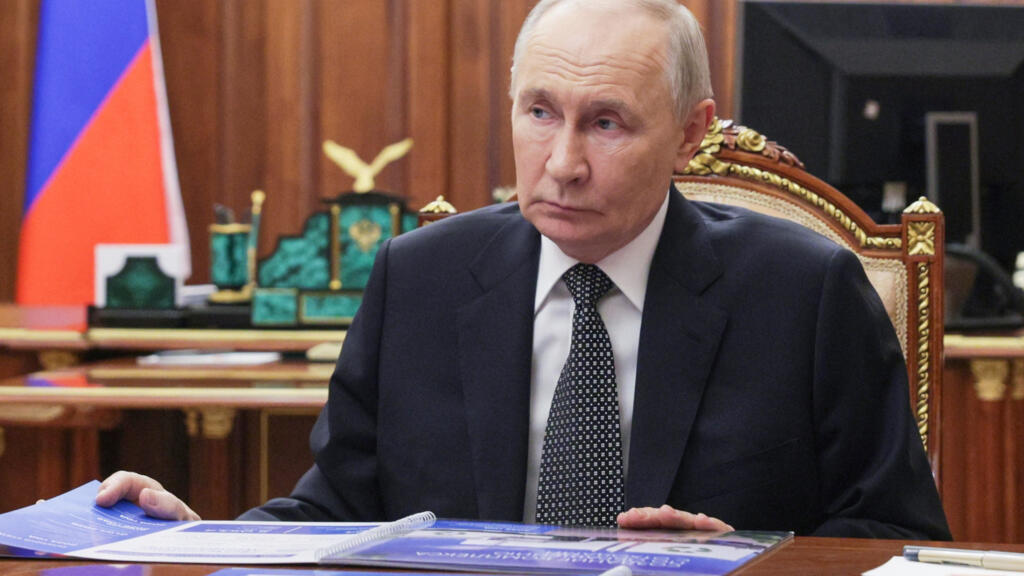 Vladimir Putin en una reunión oficial con gobernadores regionales