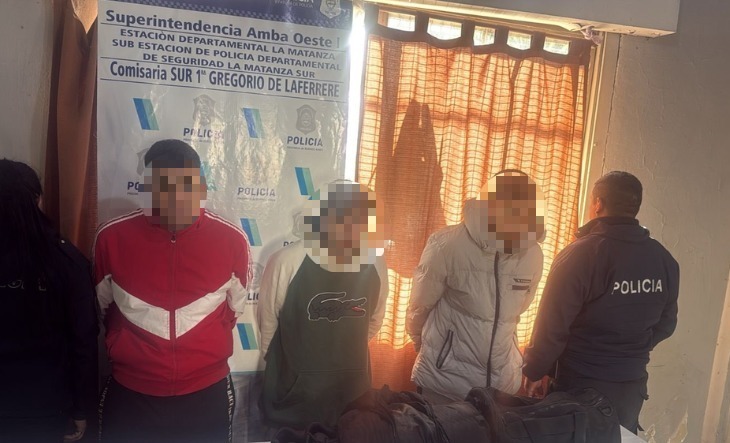 Policía en la puerta de una joyería en Gregorio de Laferrere