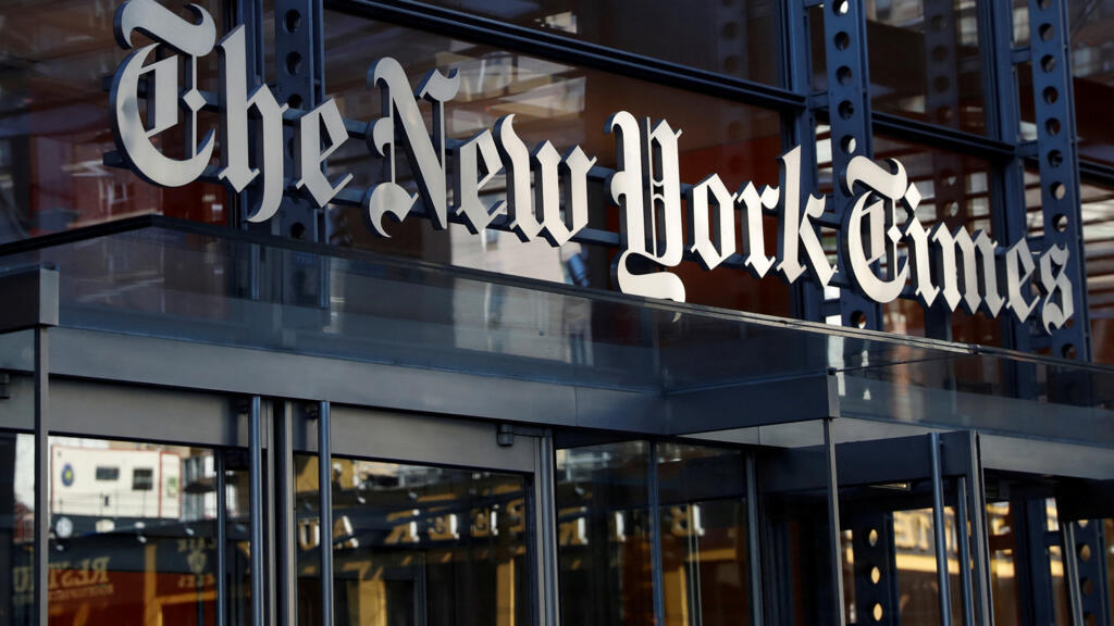 Bandera de Israel y edificio del New York Times