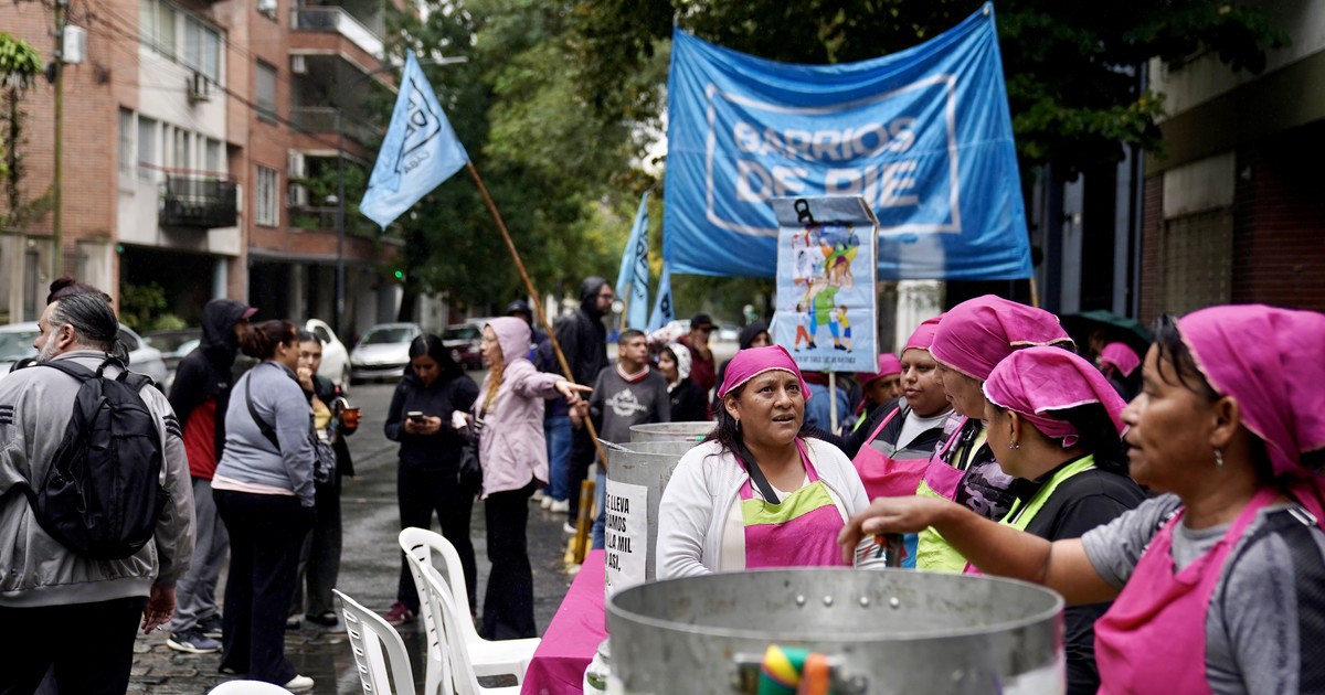 Olla popular de Barrios de Pie en Plaza de Mayo con carteles contra el Gobierno