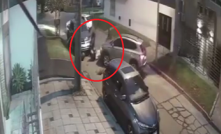 Cámara de seguridad capta el momento del robo en Villa Luzuriaga