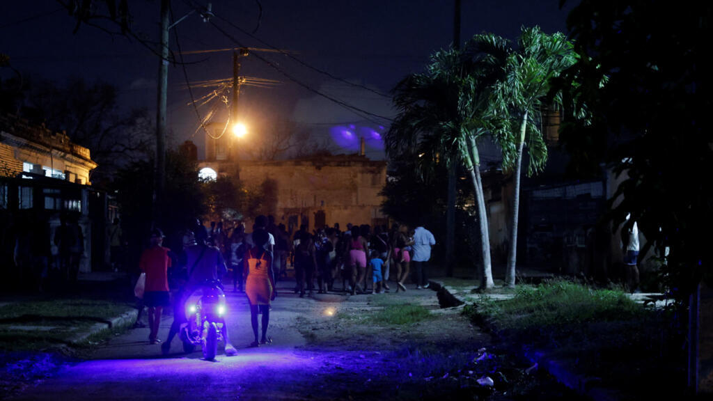 calles oscuras en una ciudad cubana durante un apagón