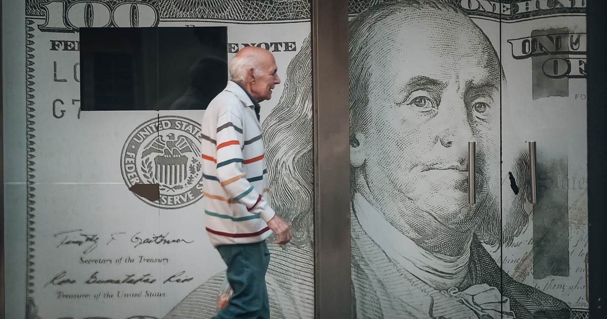 Personas contando billetes de dólar
