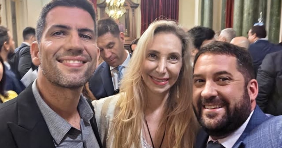 Diputado Manuel Quintar junto a un Tesla Cybertruck frente al Congreso
