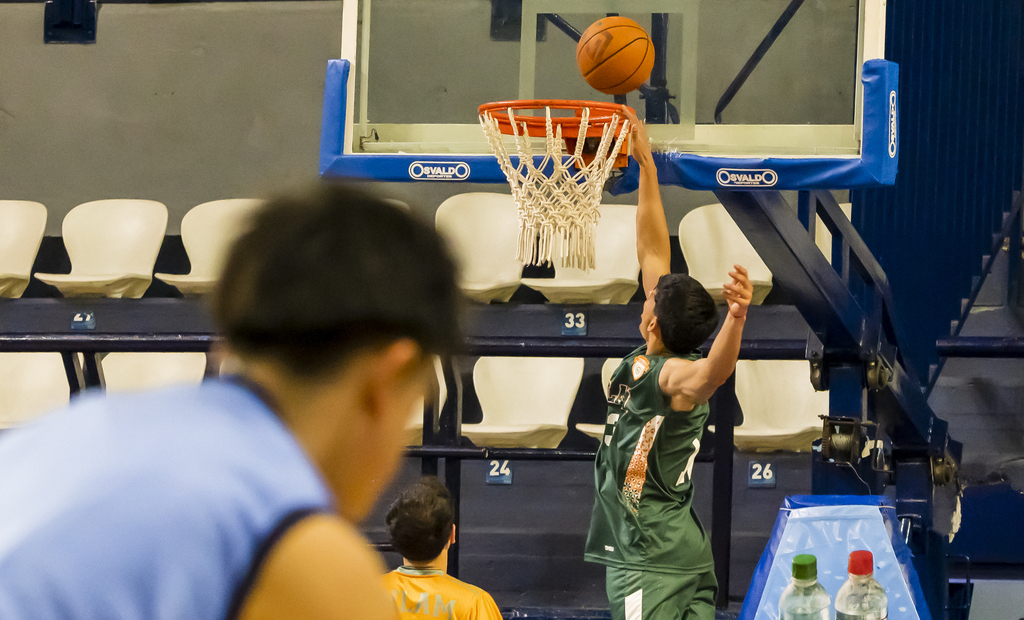 Jeremías Giambroni en un partido de básquet de la UNLaM