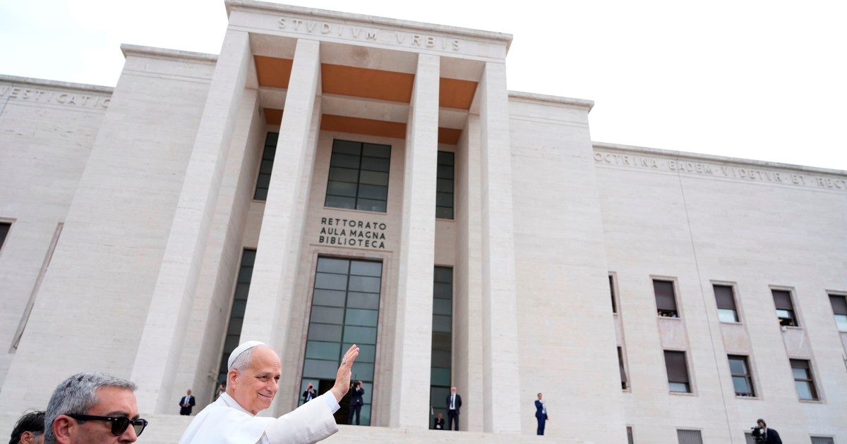 Papa León XIV hablando en un atril en la Universidad La Sapienza de Roma