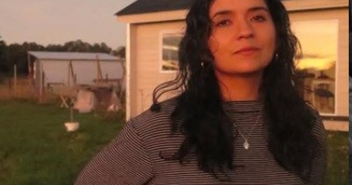 Belén Fernández Llanos, escritora chilena, sostiene su novela Tu mamá es la lluvia