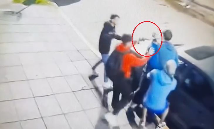 Cámara de seguridad capta el momento del asalto a un joven en San Justo