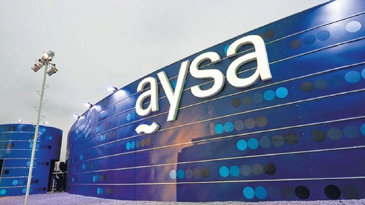 Luis Caputo en conferencia de prensa hablando sobre la privatización de AySA