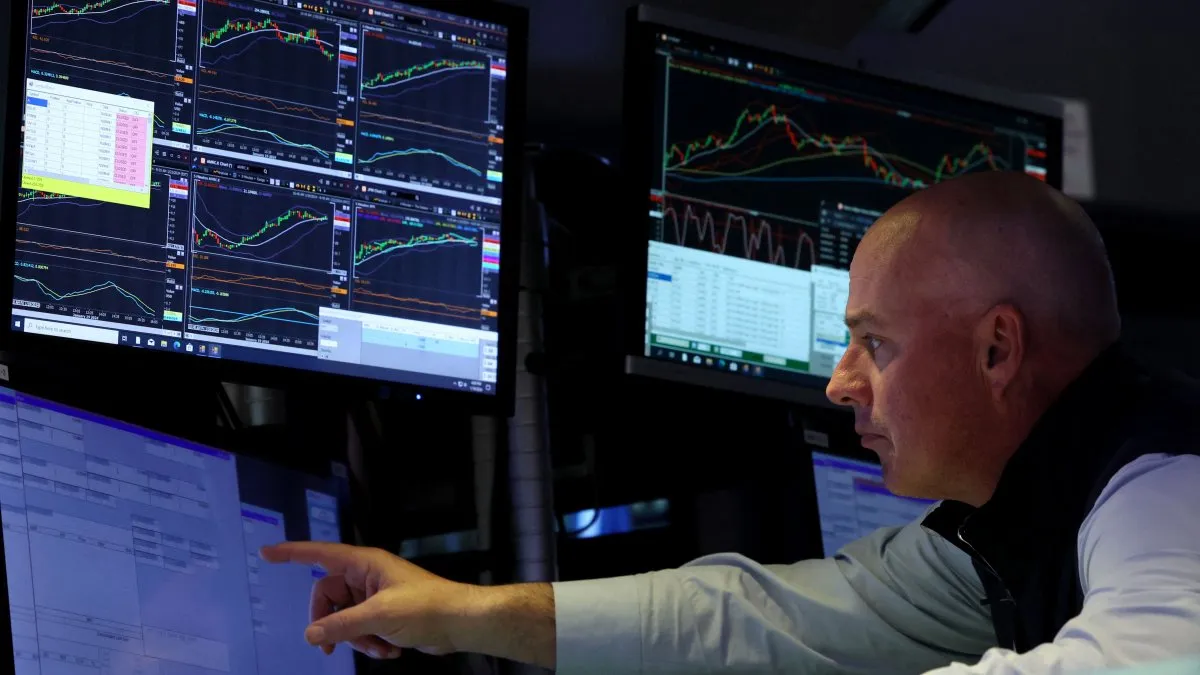 Pantalla de cotizaciones en Wall Street con números en verde