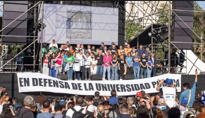 Fernando Espinoza habla en un micrófono durante la Marcha Federal Universitaria en Plaza de Mayo