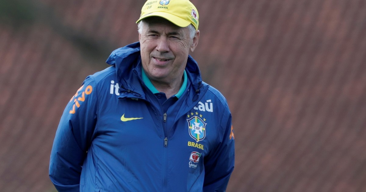 Carlo Ancelotti sonríe con la camiseta de la selección brasileña