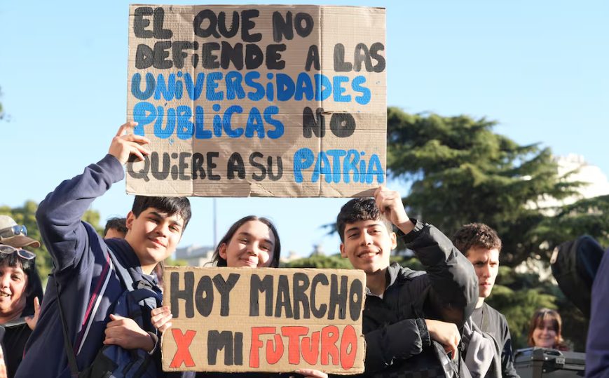 Multitud de manifestantes con carteles y banderas en una avenida de Buenos Aires