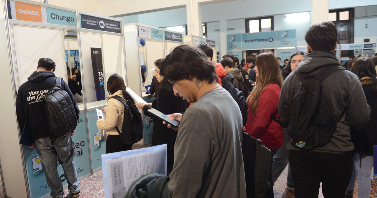 Jóvenes en fila en la Expo empleo 2026 en Palermo