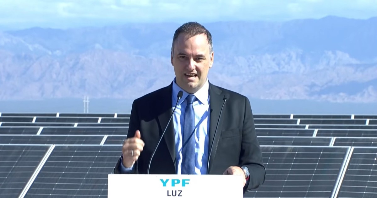 Manuel Adorni habla en un atril durante un acto de YPF en Las Heras, Mendoza