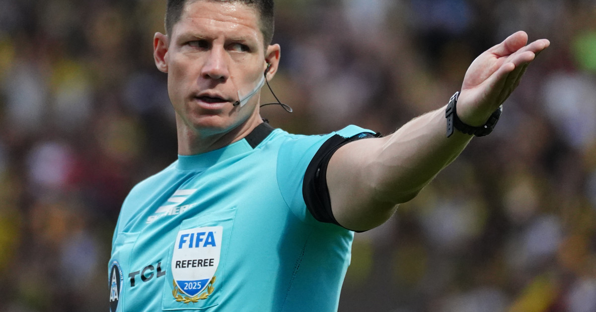 Árbitro de fútbol con silbato y tarjeta roja en la mano