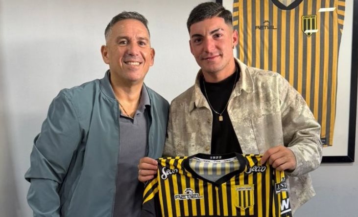 Luciano Pascual con la camiseta de Almirante Brown
