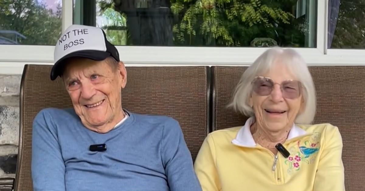 Pareja de ancianos abrazada sonriendo