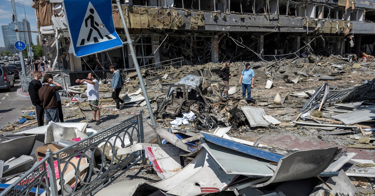 Edificio residencial dañado tras bombardeo en Kiev