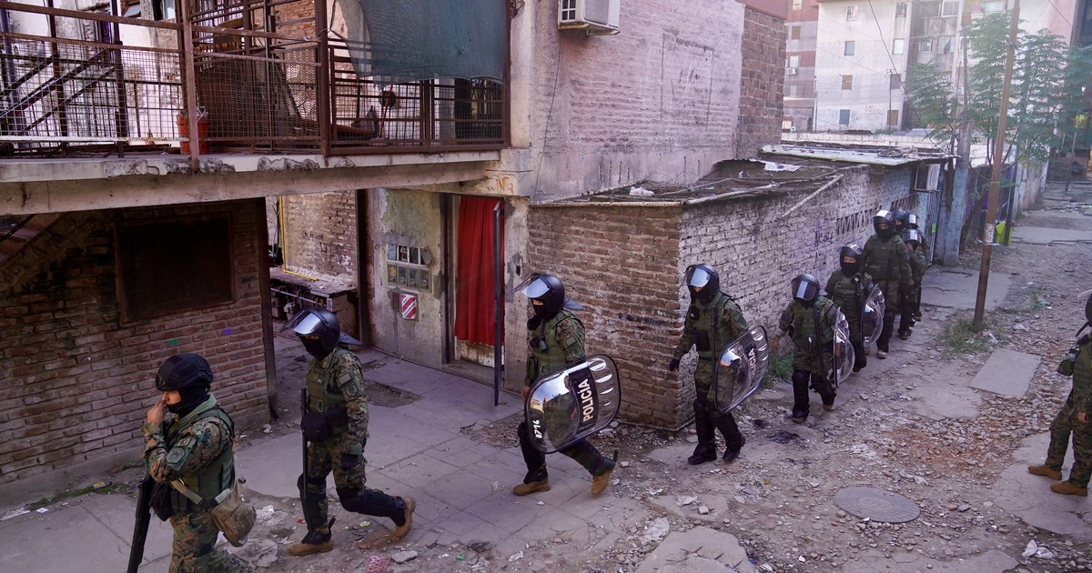 Policías en operativo en el barrio Fuerte Apache de Ciudadela