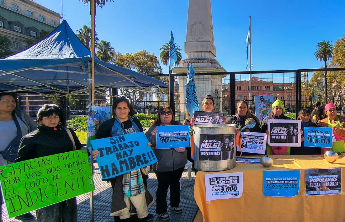 Olla popular de Barrios de Pie en Plaza de Mayo con carteles de protesta