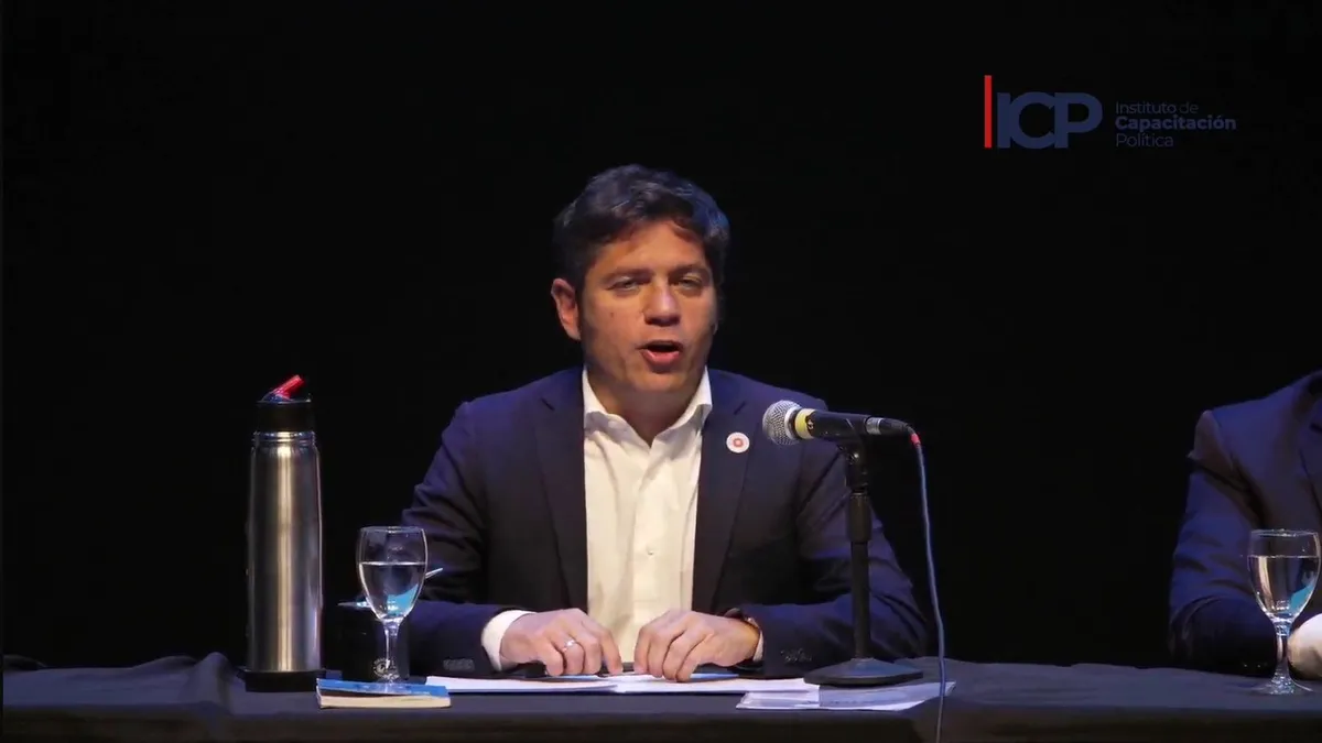 Axel Kicillof habla en un atril durante un acto del PJ en La Plata