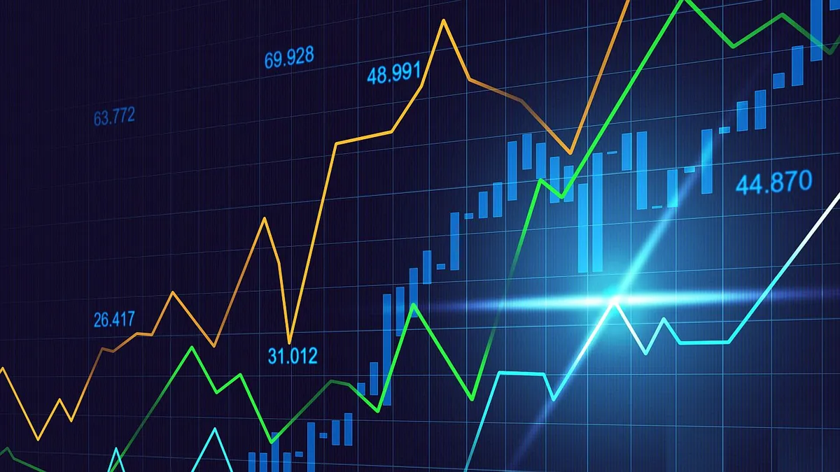 Pantalla de cotizaciones en Wall Street con números verdes