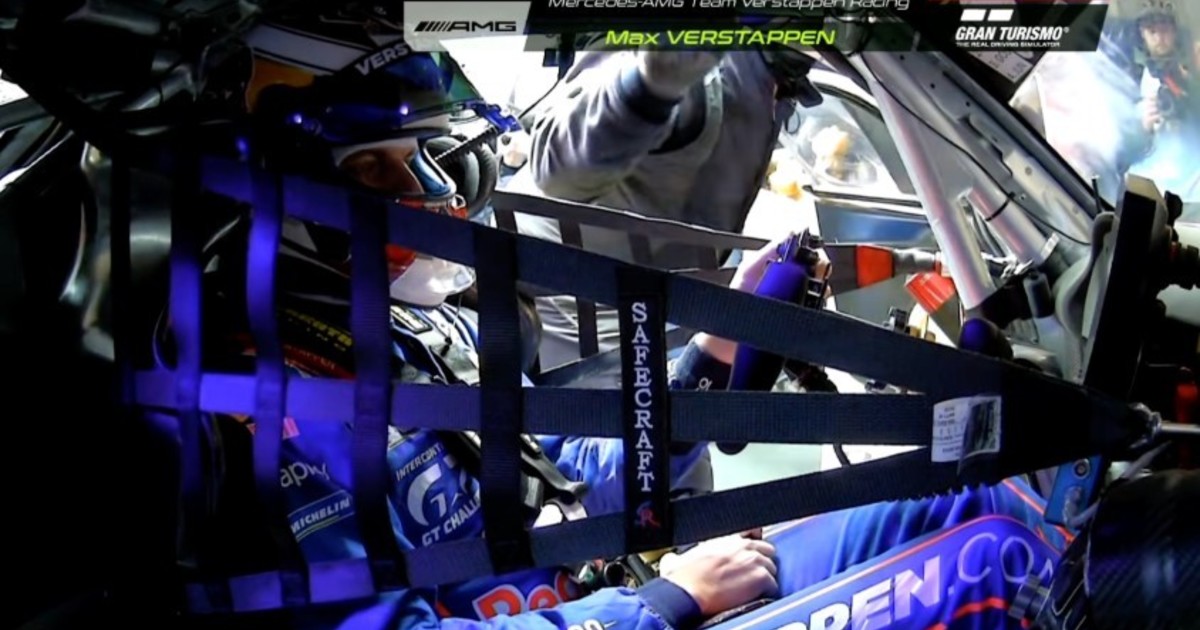 Max Verstappen conduciendo un auto de carreras en el circuito Nordschleife bajo la lluvia