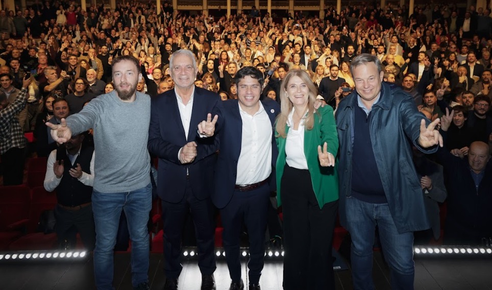 Kicillof y Alak en el Teatro Coliseo Podestá durante la clase inaugural del curso de formación política