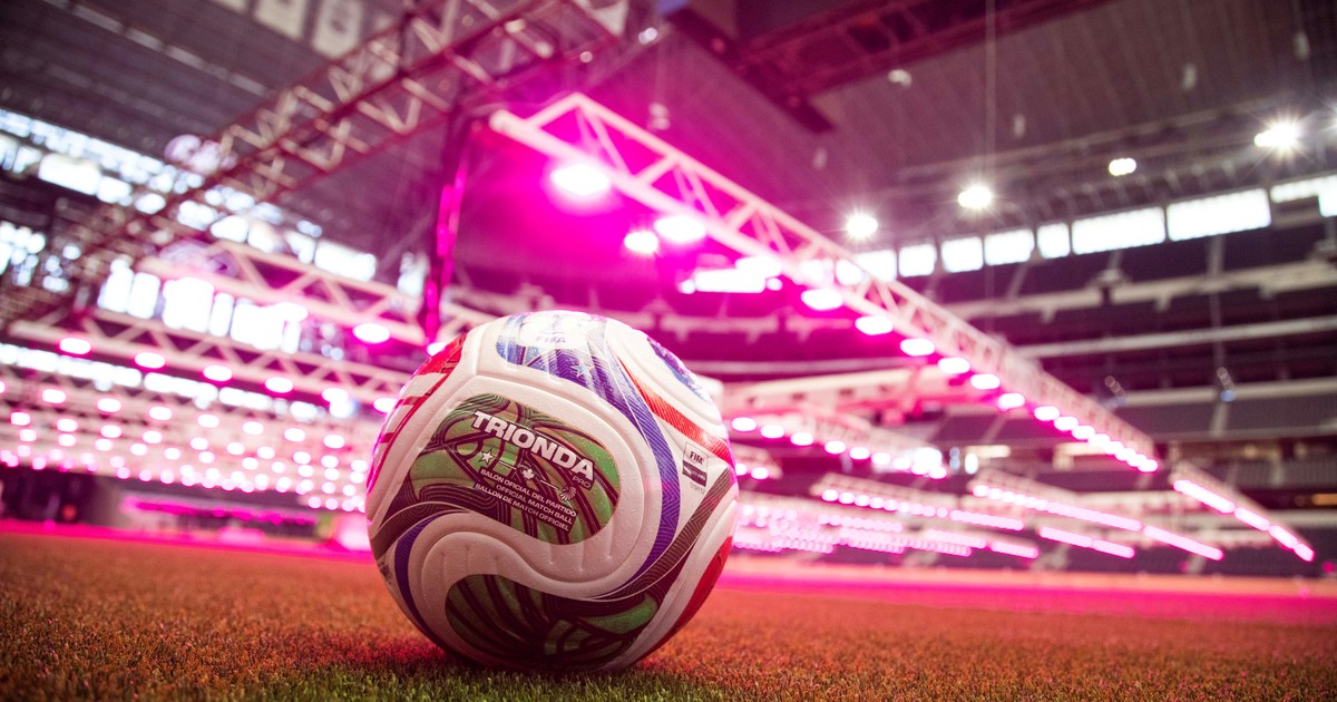 Vista del campo de juego del Dallas Stadium con el nuevo césped instalado
