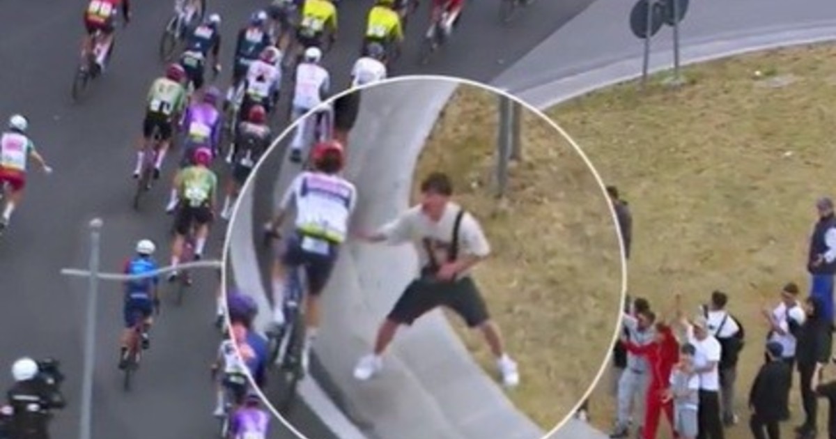 Ciclistas caídos en el asfalto durante una etapa del Giro de Italia