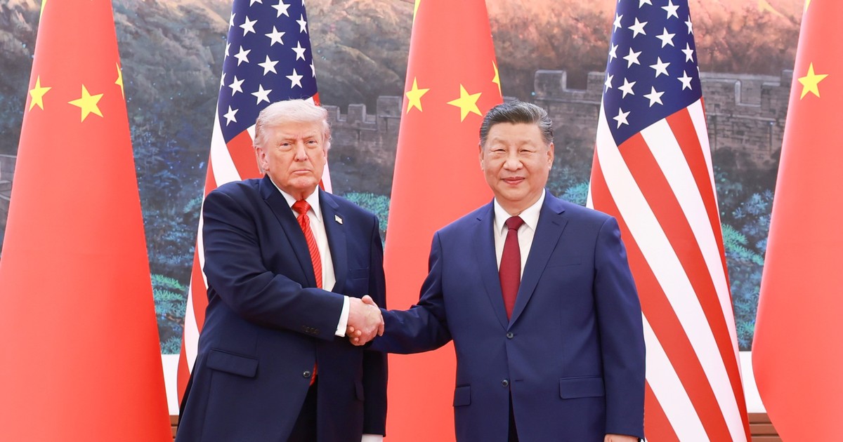 Donald Trump y Xi Jinping estrechándose la mano en una reunión bilateral