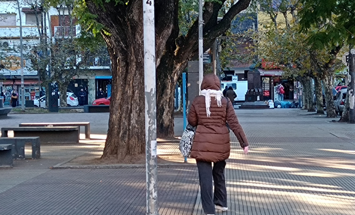 Termómetro marcando baja temperatura en un día nublado