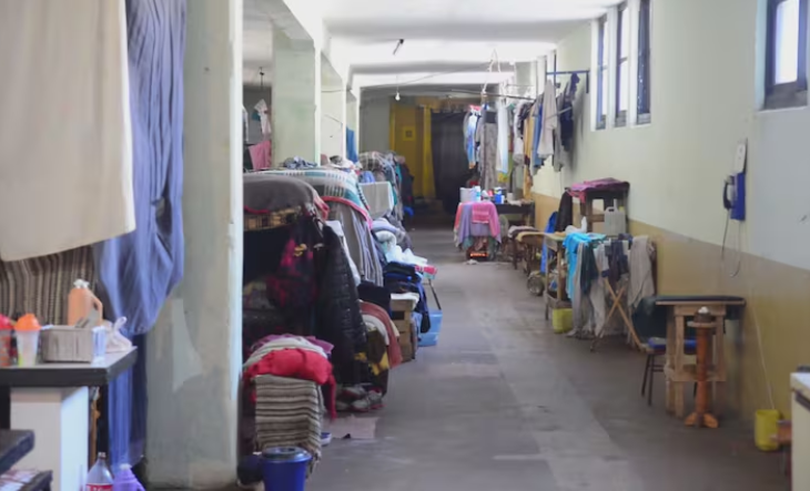 celulares sobre una mesa junto a esposas y una placa de policía